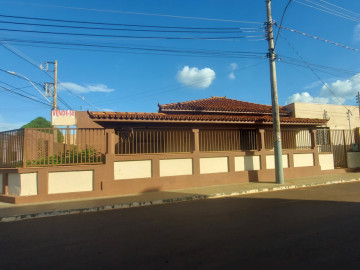 Casa Comercial à Venda ao lado da Roda Livre